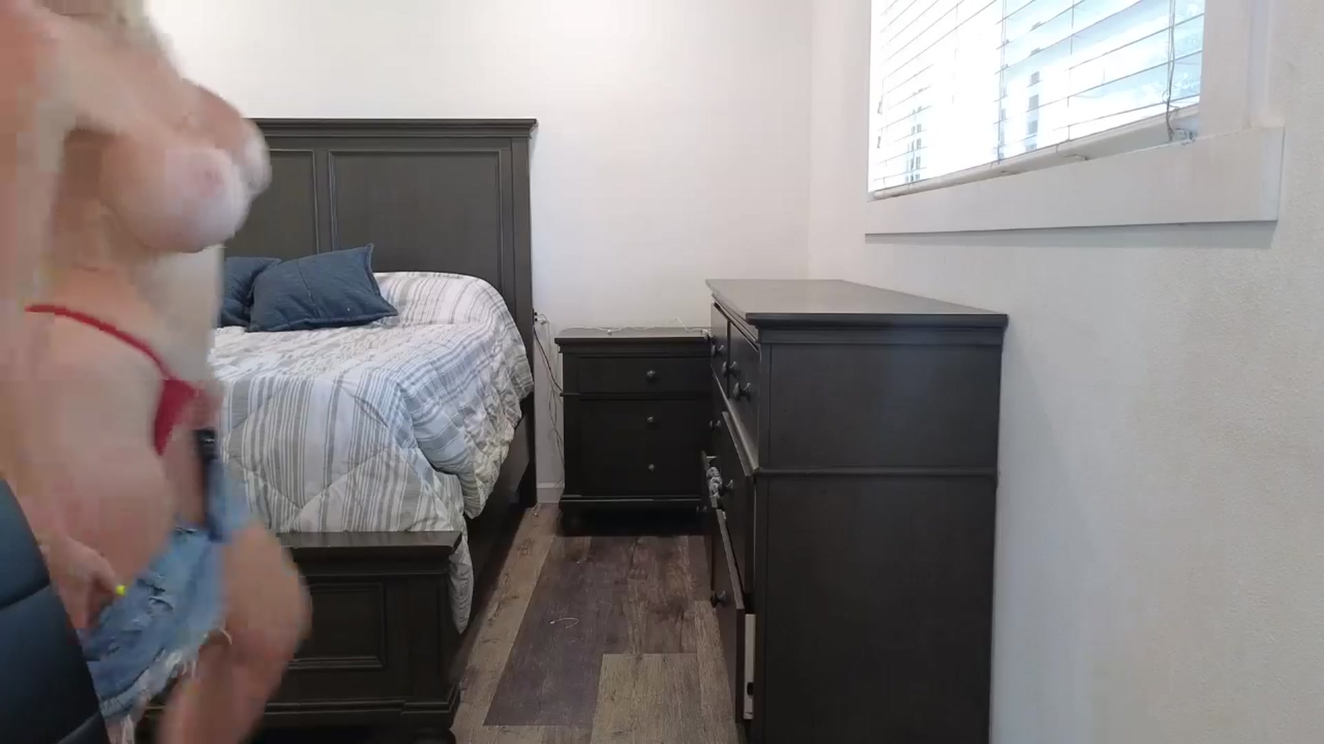 Gallery image thumbnail from blond_milf's myfreecams stream on, 06/05/2025, 24:13 image 18 of 20