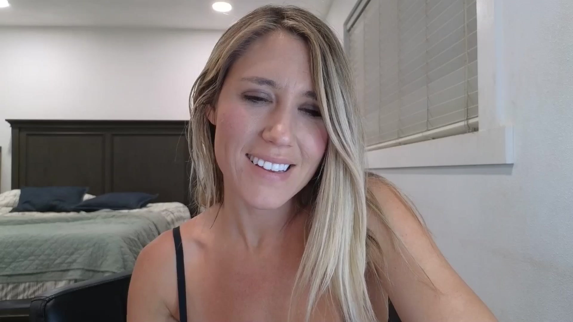 Gallery image thumbnail from blond_milf's myfreecams stream on, 06/20/2025, 06:06 image 14 of 20