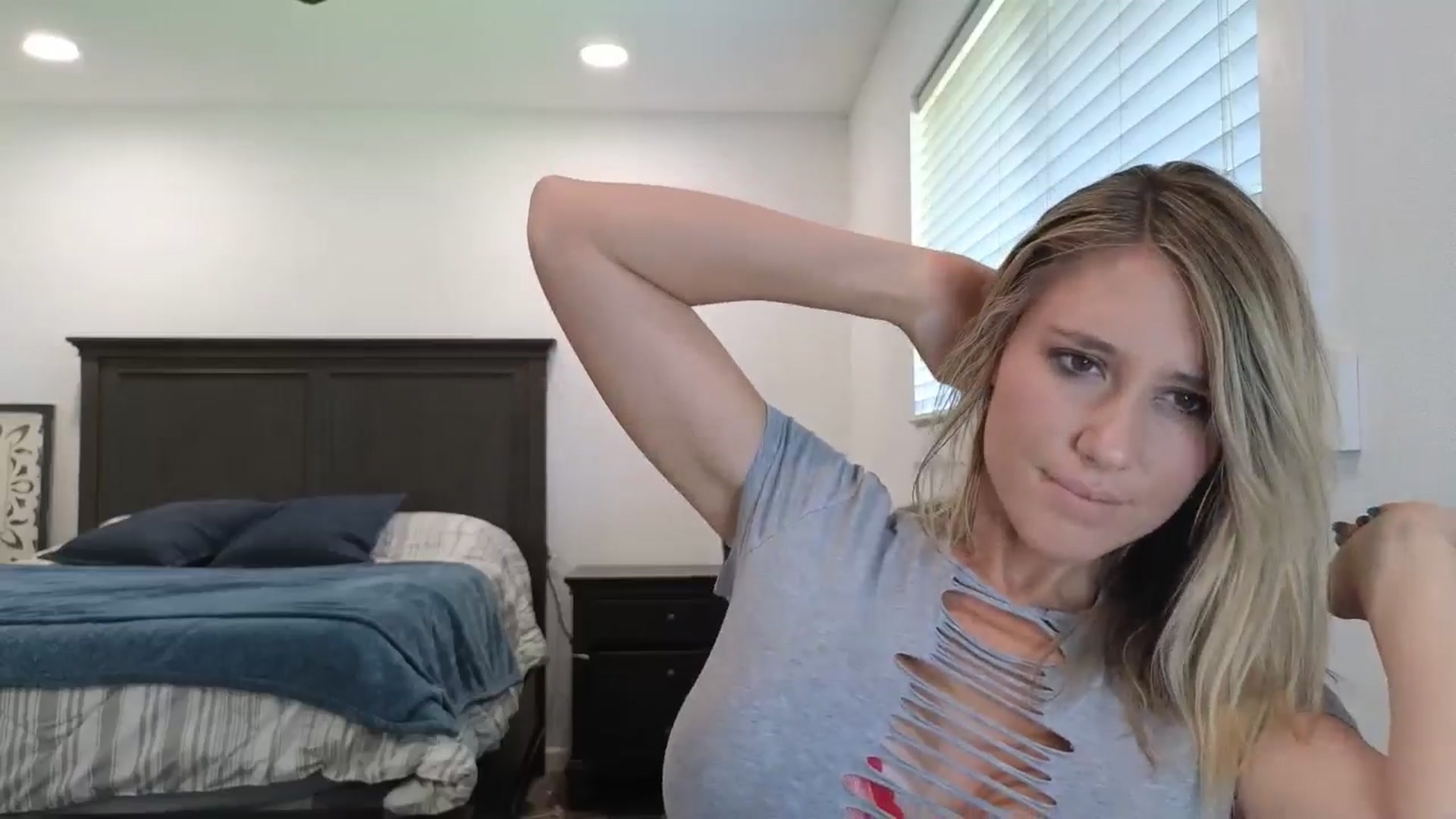 Gallery image thumbnail from blond_milf's myfreecams stream on, 06/25/2025, 20:33 image 11 of 20