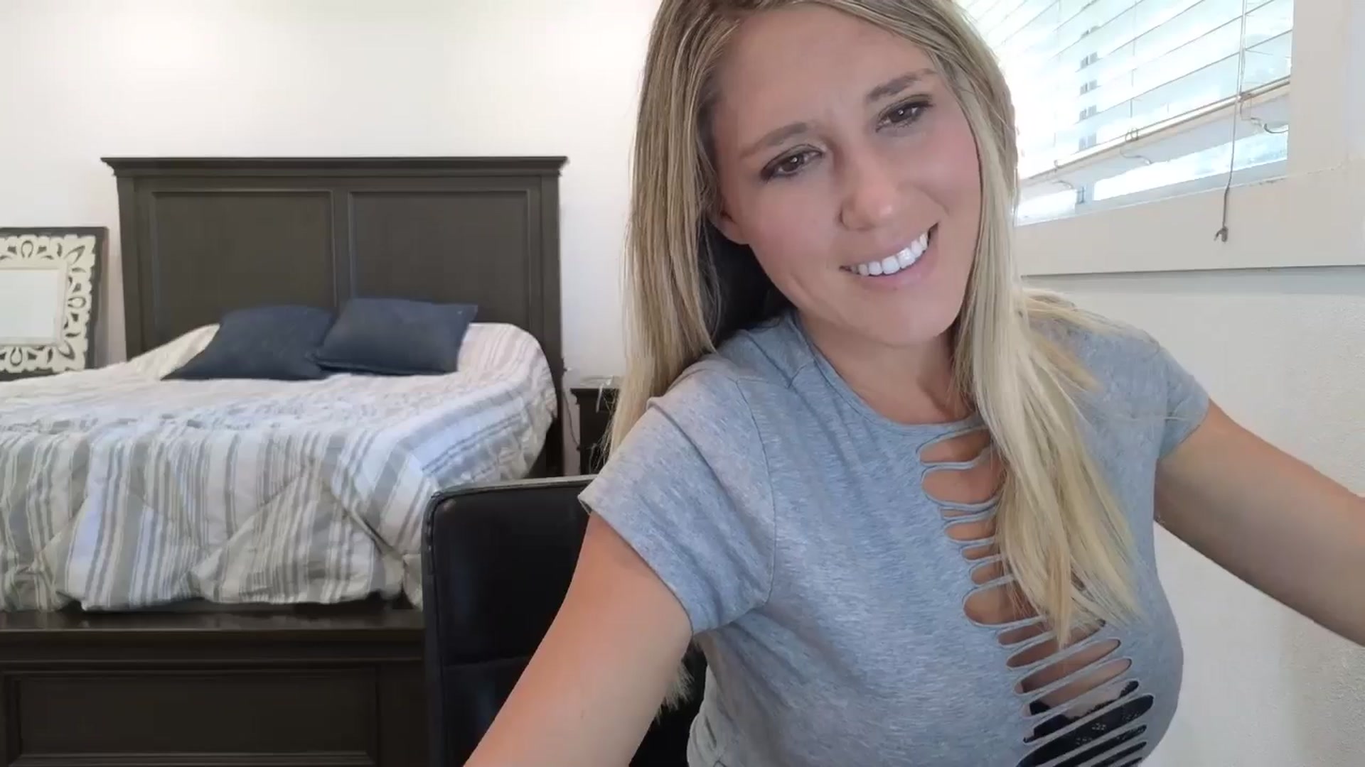 Gallery image thumbnail from blond_milf's myfreecams stream on, 07/22/2025, 23:31 image 3 of 20