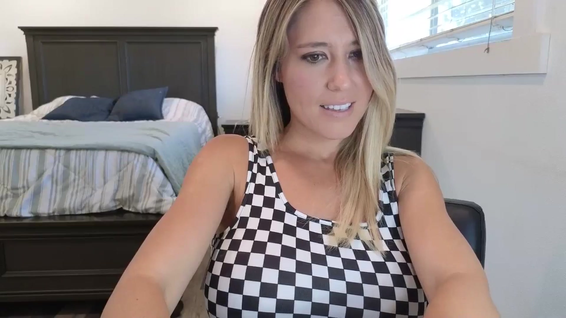 Gallery image thumbnail from blond_milf's myfreecams stream on, 07/23/2025, 21:08 image 14 of 20