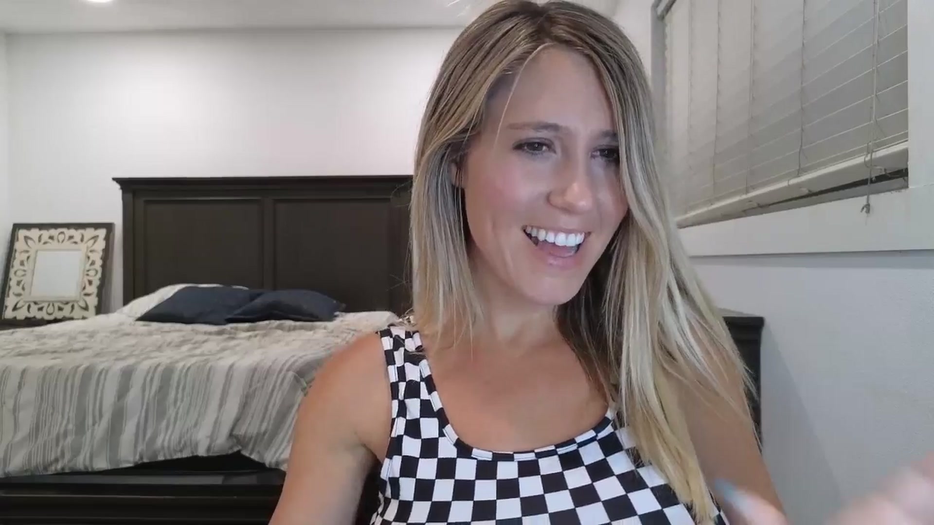 Gallery image thumbnail from blond_milf's myfreecams stream on, 07/24/2025, 05:31 image 17 of 20