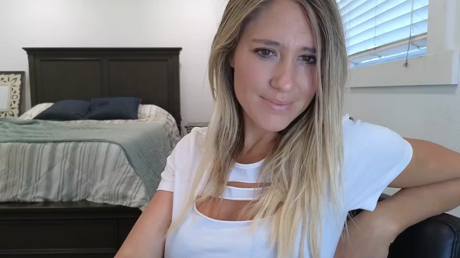 Gallery image thumbnail from blond_milf's myfreecams stream on, 07/24/2025, 20:52 image 3 of 20