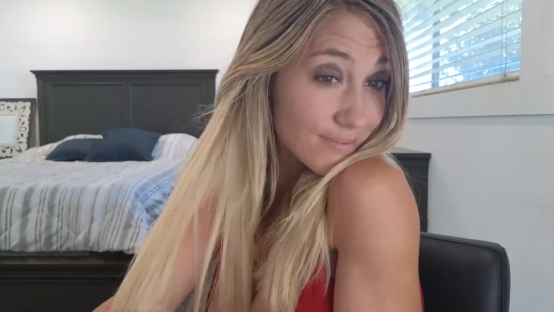 Gallery image thumbnail from blond_milf's myfreecams stream on, 08/05/2025, 20:15 image 14 of 20