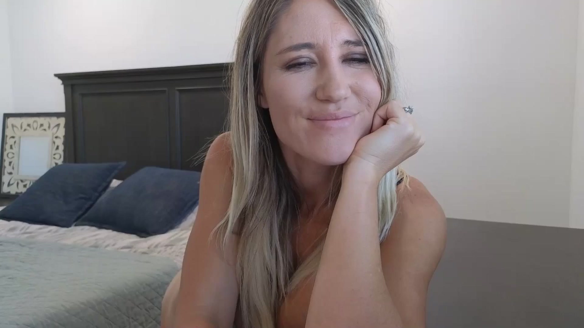 Gallery image thumbnail from blond_milf's myfreecams stream on, 08/15/2025, 23:02 image 18 of 20