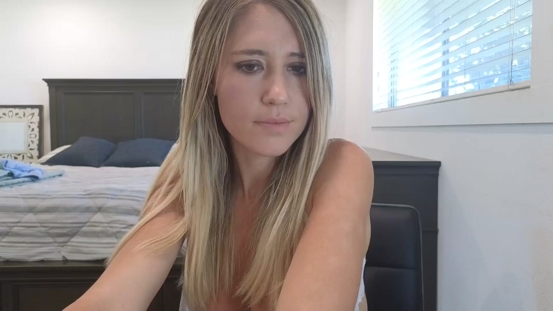Gallery image thumbnail from blond_milf's myfreecams stream on, 08/19/2025, 21:15 image 9 of 20