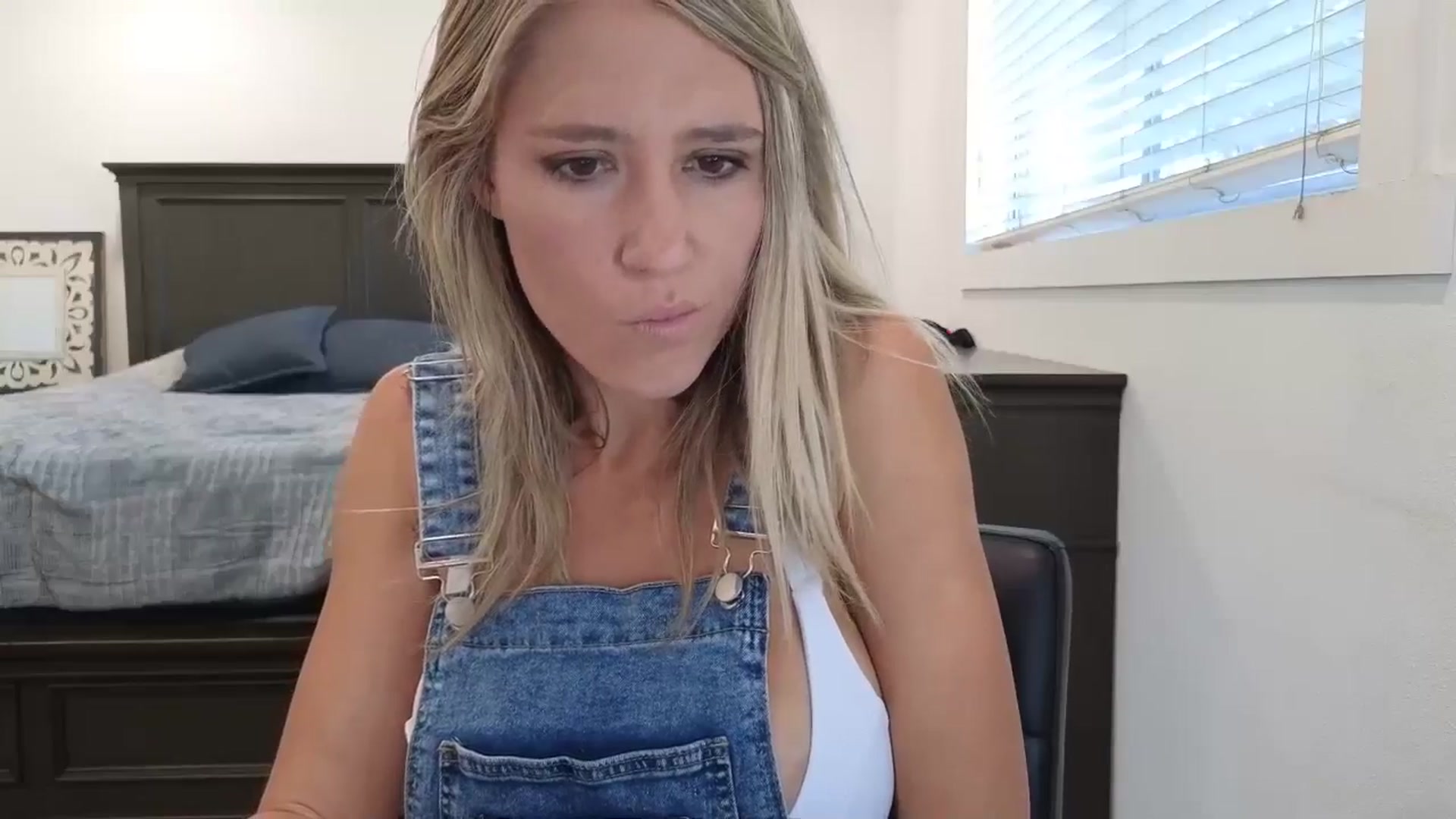 Gallery image thumbnail from blond_milf's myfreecams stream on, 08/29/2025, 21:17 image 8 of 20