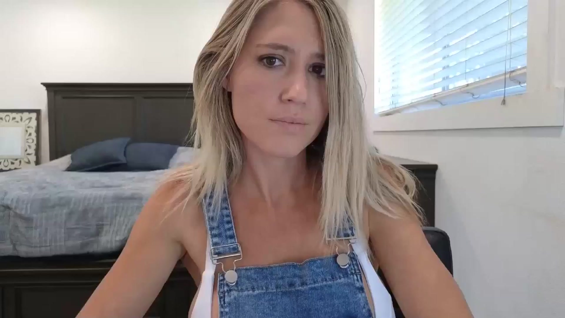 Gallery image thumbnail from blond_milf's myfreecams stream on, 08/29/2025, 21:17 image 16 of 20