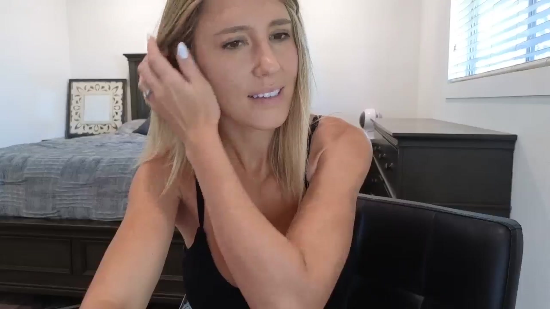Gallery image thumbnail from blond_milf's myfreecams stream on, 09/26/2025, 24:00 image 4 of 20