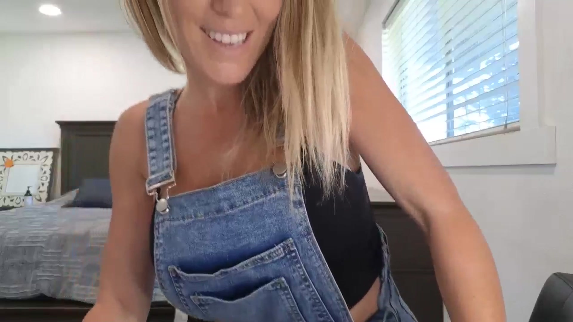 Gallery image thumbnail from blond_milf's myfreecams stream on, 10/08/2025, 23:26 image 9 of 20