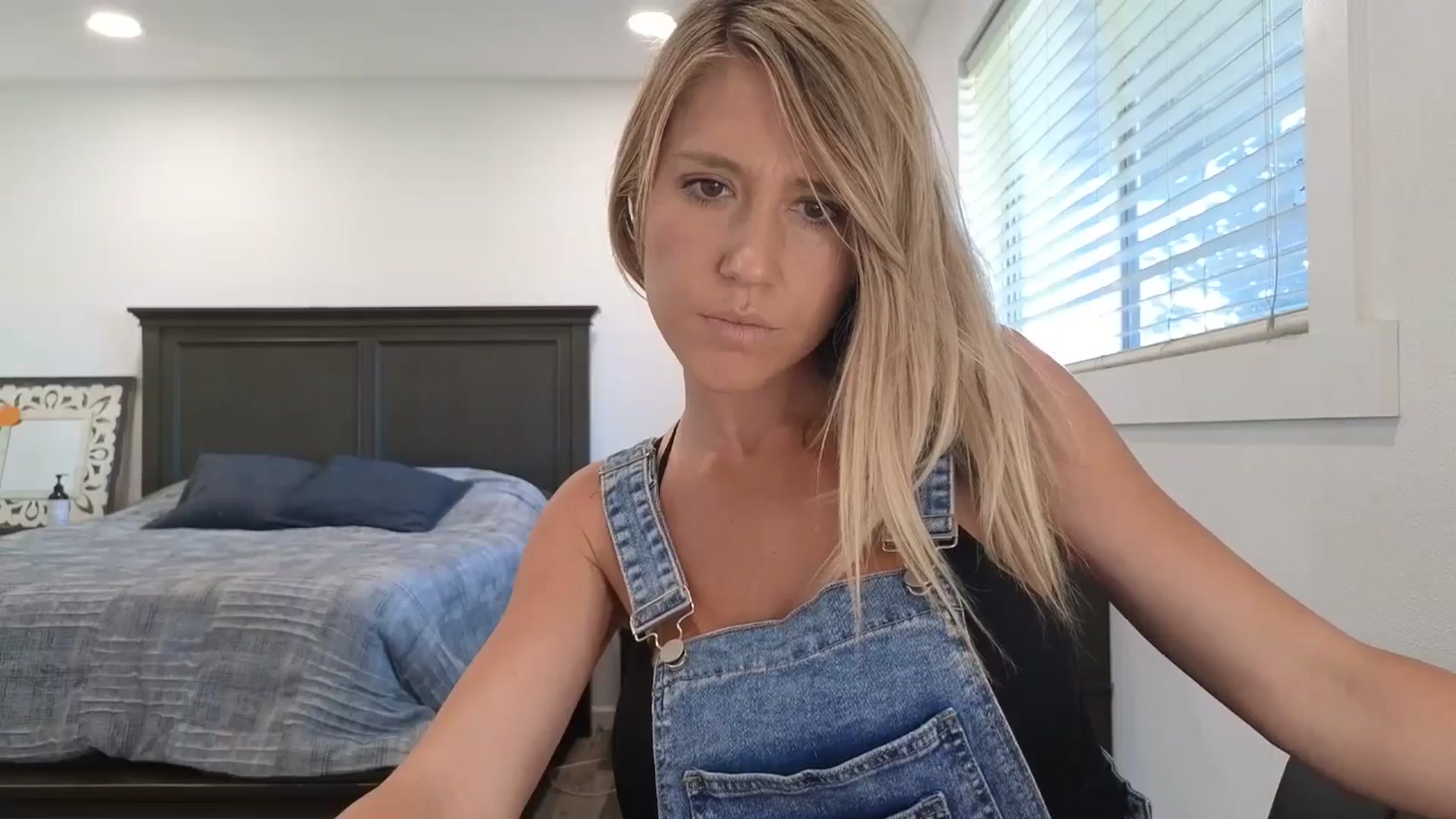 Gallery image thumbnail from blond_milf's myfreecams stream on, 10/08/2025, 23:26 image 6 of 20
