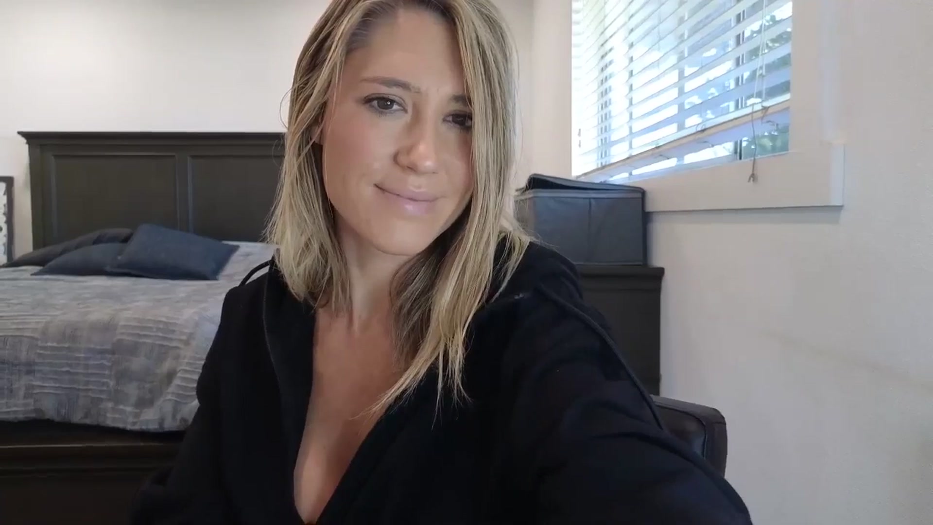Gallery image thumbnail from blond_milf's myfreecams stream on, 10/30/2025, 20:46 image 2 of 20