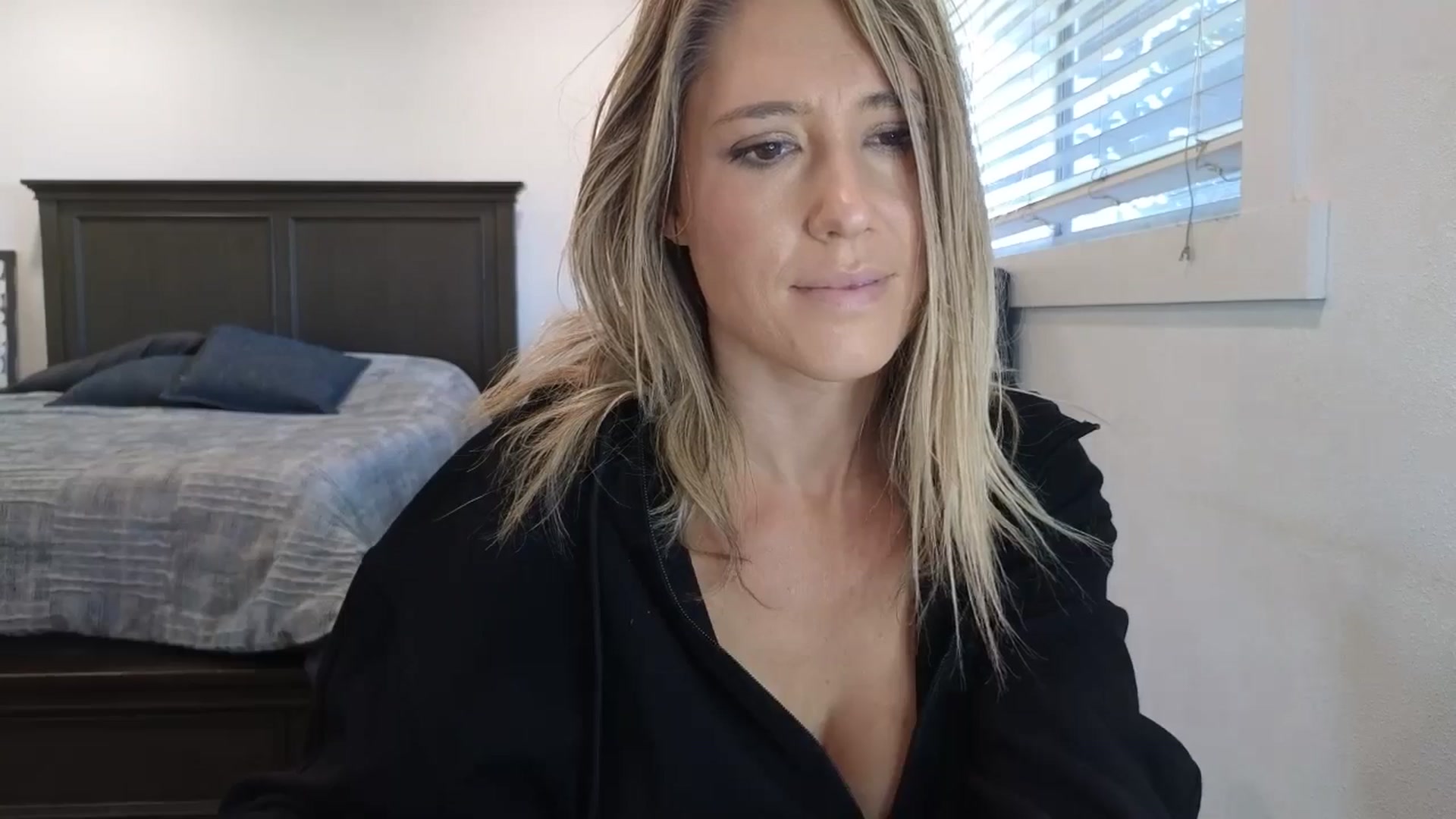 Gallery image thumbnail from blond_milf's myfreecams stream on, 10/30/2025, 20:46 image 13 of 20