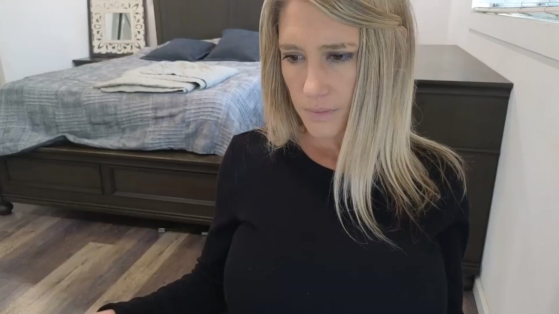 Gallery image thumbnail from blond_milf's myfreecams stream on, 12/01/2025, 21:38 image 17 of 20