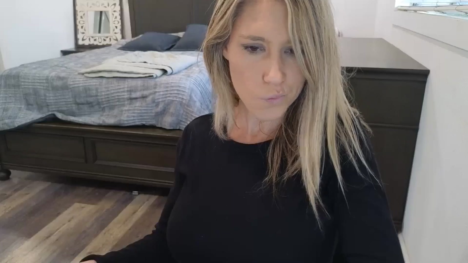 Gallery image thumbnail from blond_milf's myfreecams stream on, 12/01/2025, 21:38 image 18 of 20