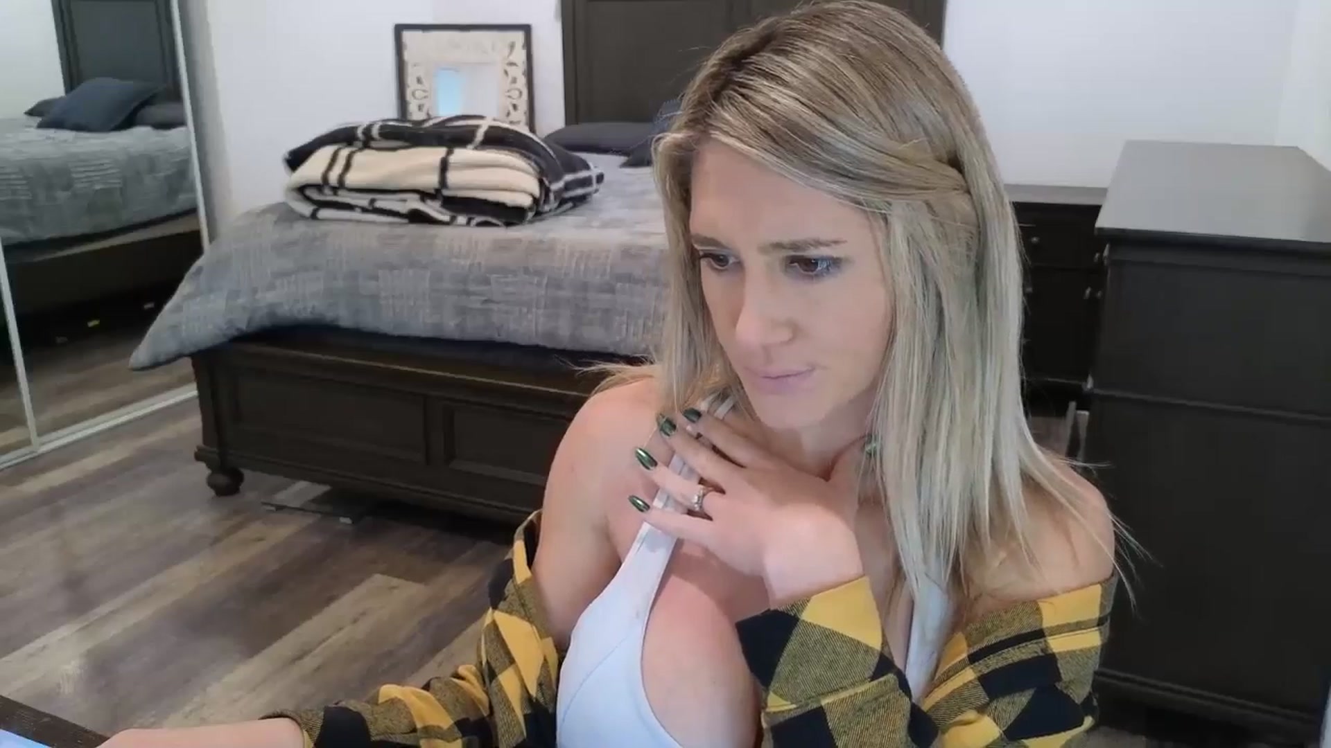 Gallery image thumbnail from blond_milf's myfreecams stream on, 01/06/2026, 24:01 image 5 of 20