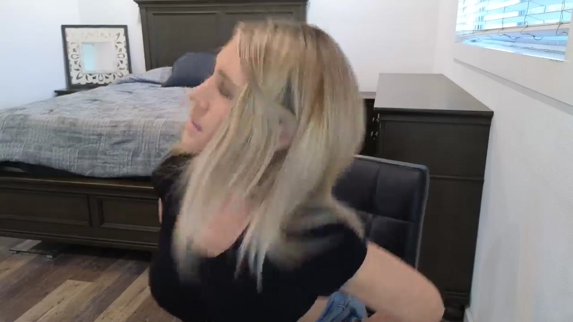 Gallery image thumbnail from blond_milf's myfreecams stream on, 01/06/2026, 23:45 image 9 of 20