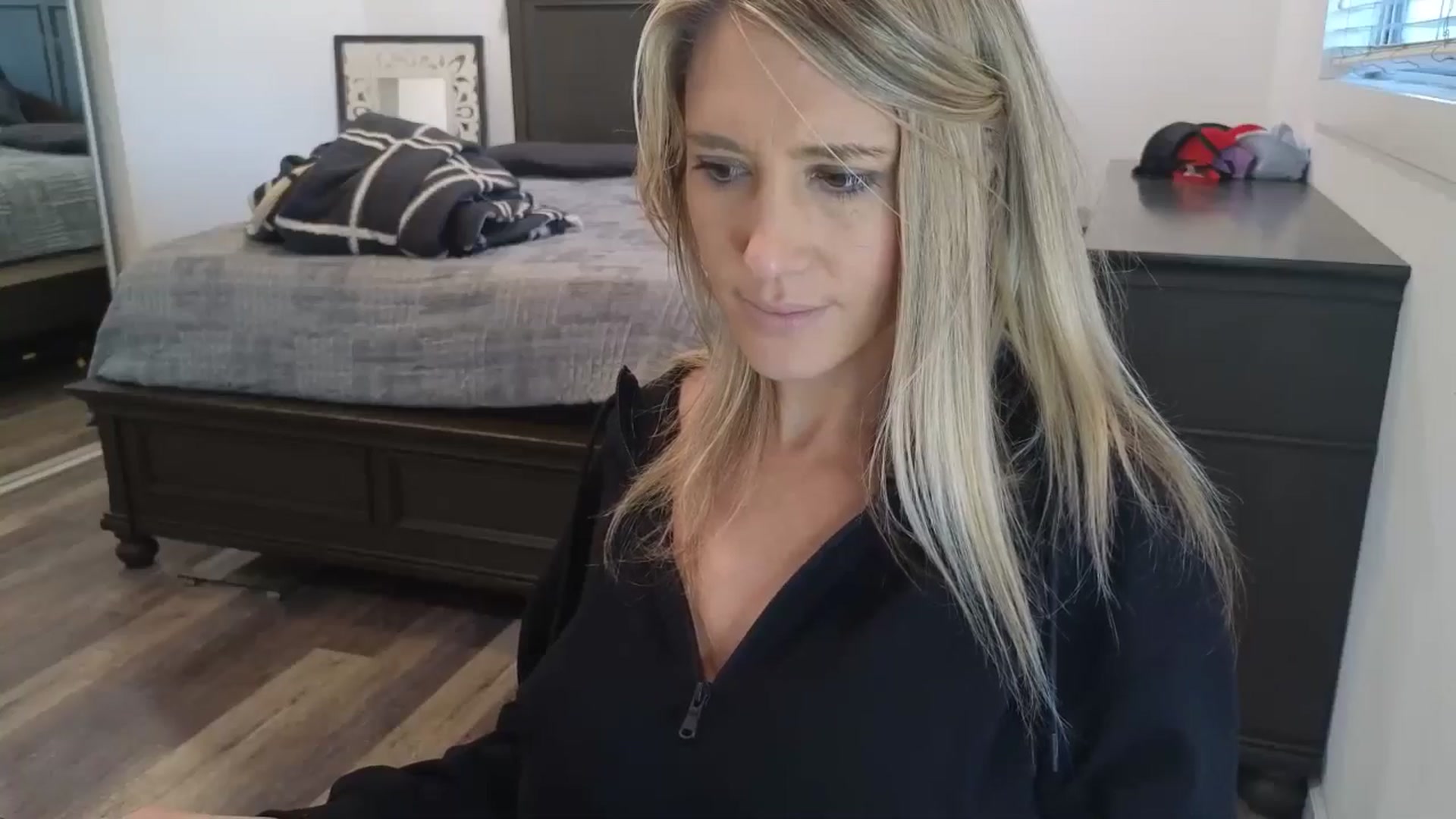 Gallery image thumbnail from blond_milf's myfreecams stream on, 01/10/2026, 24:33 image 16 of 20