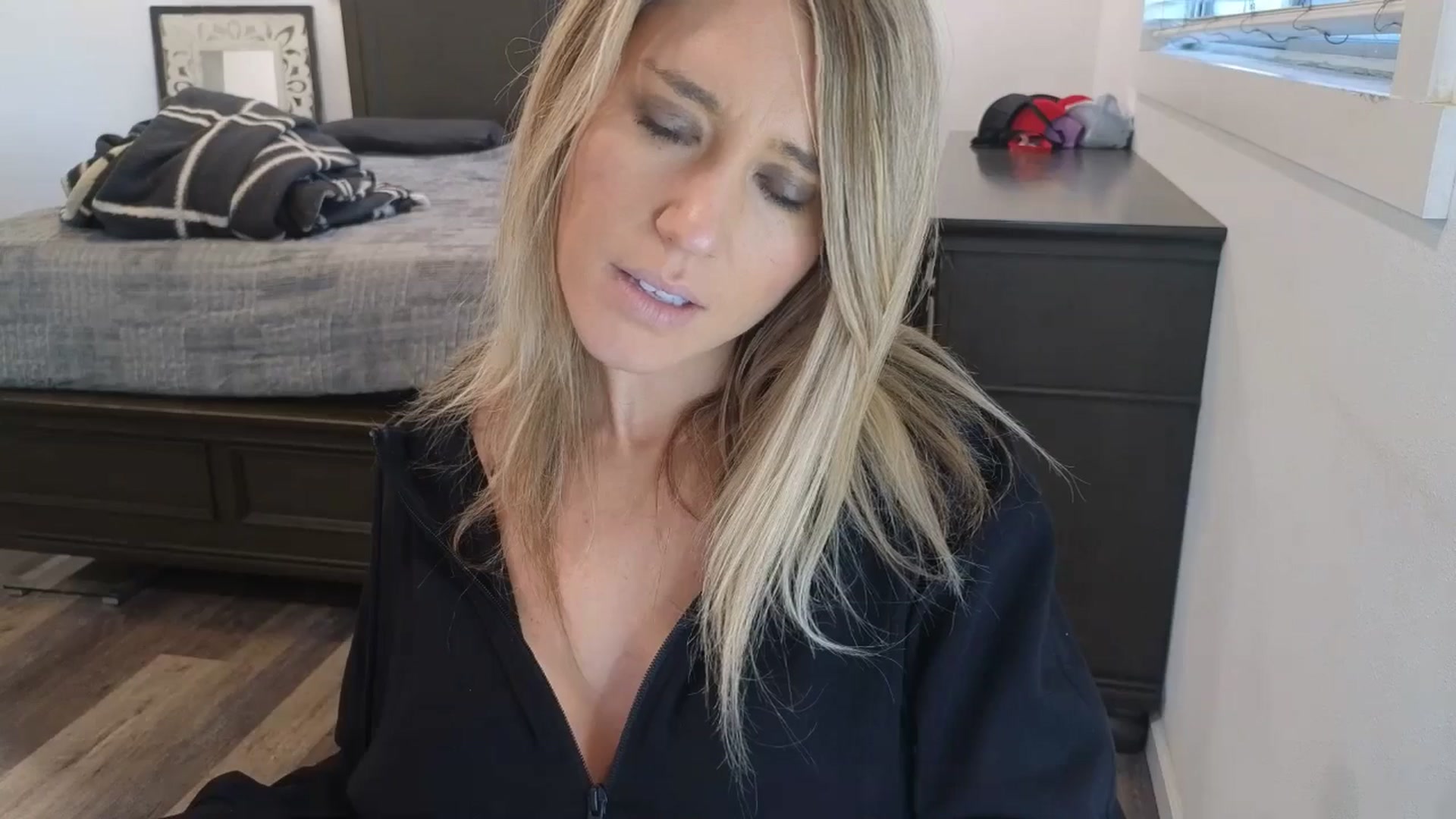 Gallery image thumbnail from blond_milf's myfreecams stream on, 01/10/2026, 24:33 image 17 of 20