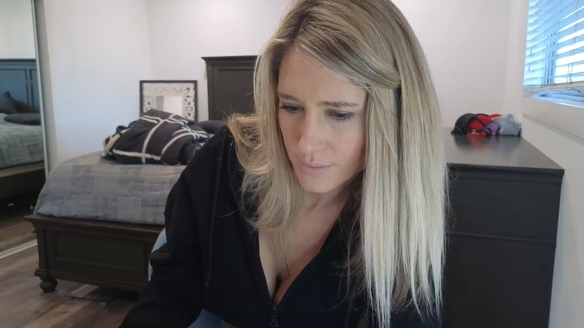 Gallery image thumbnail from blond_milf's myfreecams stream on, 01/10/2026, 24:33 image 13 of 20