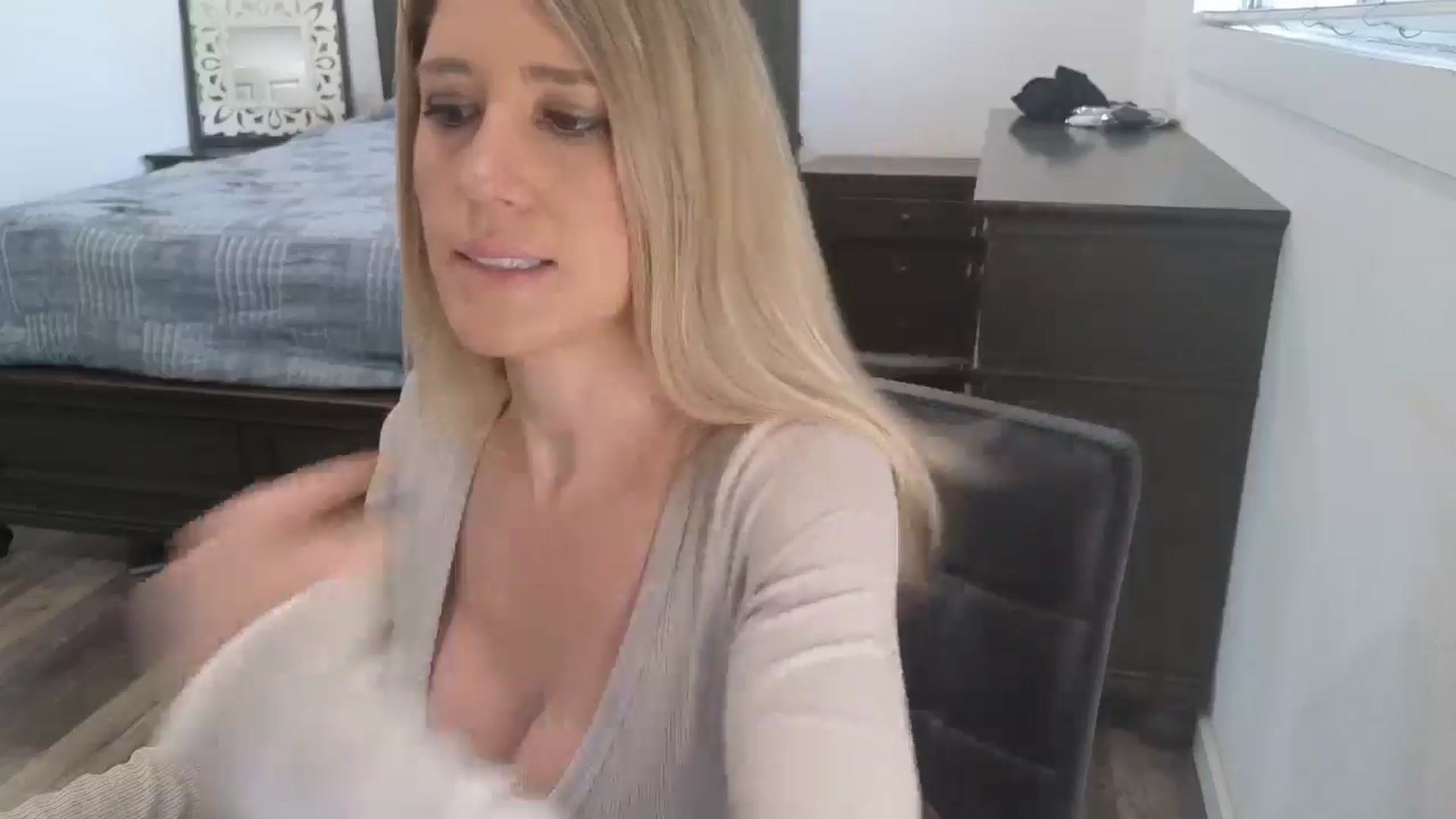 Gallery image thumbnail from blond_milf's myfreecams stream on, 01/22/2026, 19:34 image 18 of 20