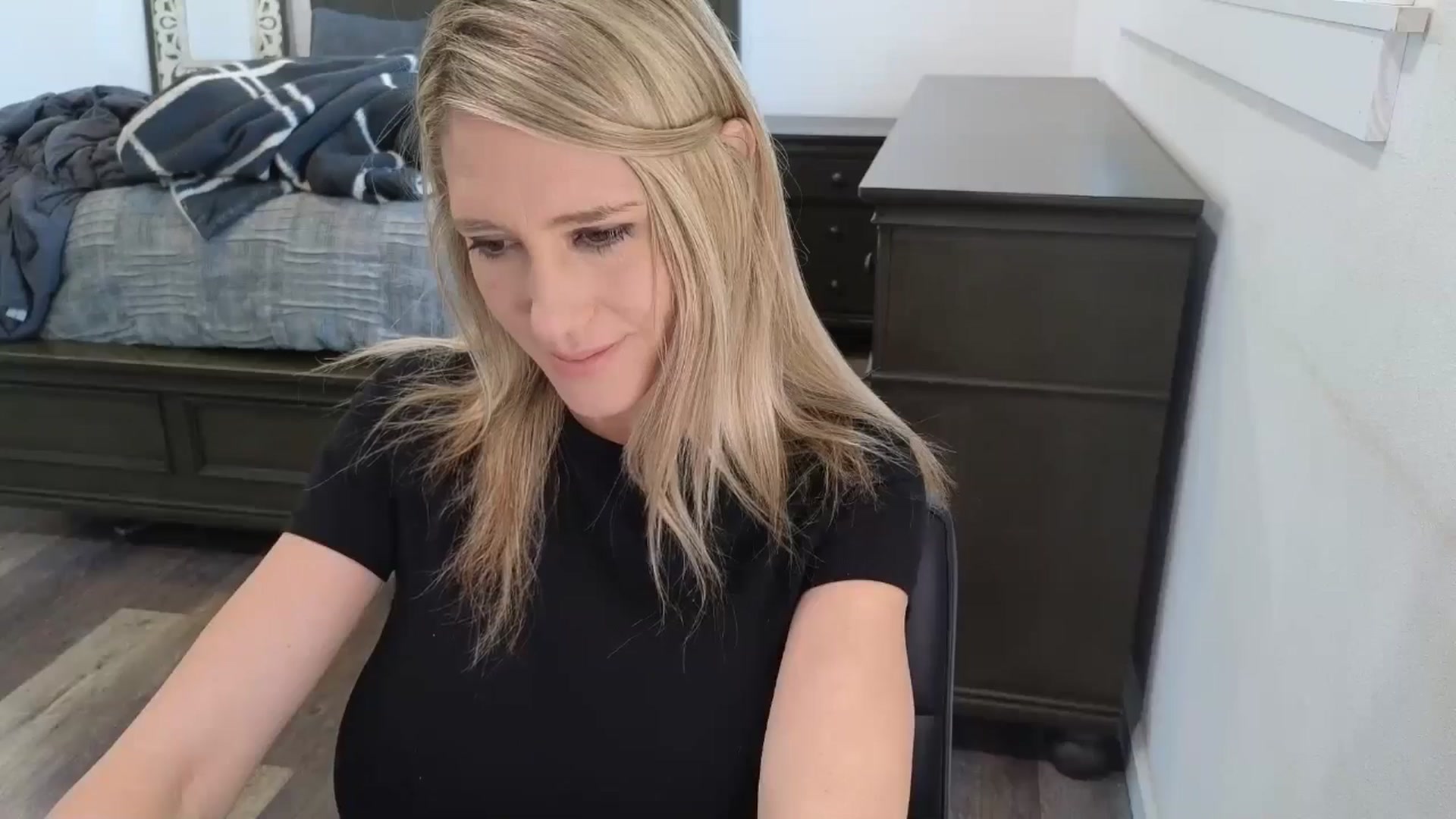 Gallery image thumbnail from blond_milf's myfreecams stream on, 02/24/2026, 18:37 image 16 of 20