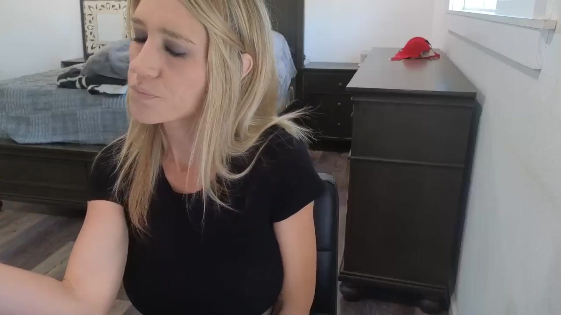 Gallery image thumbnail from blond_milf's myfreecams stream on, 04/15/2026, 18:44 image 17 of 20