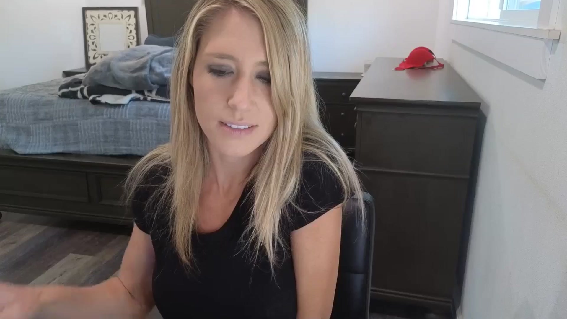 Gallery image thumbnail from blond_milf's myfreecams stream on, 04/15/2026, 18:44 image 15 of 20