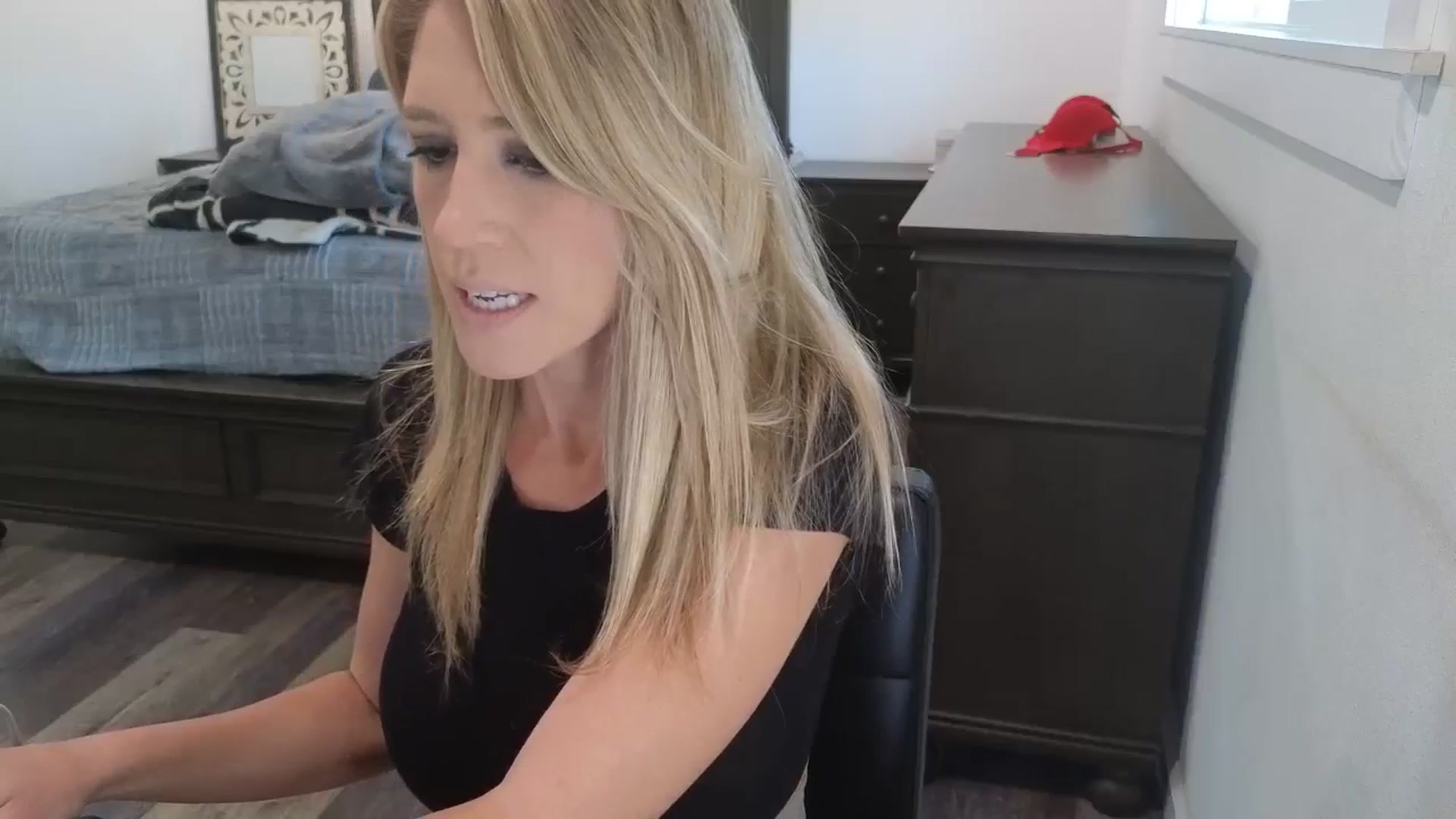Gallery image thumbnail from blond_milf's myfreecams stream on, 04/15/2026, 18:44 image 19 of 20