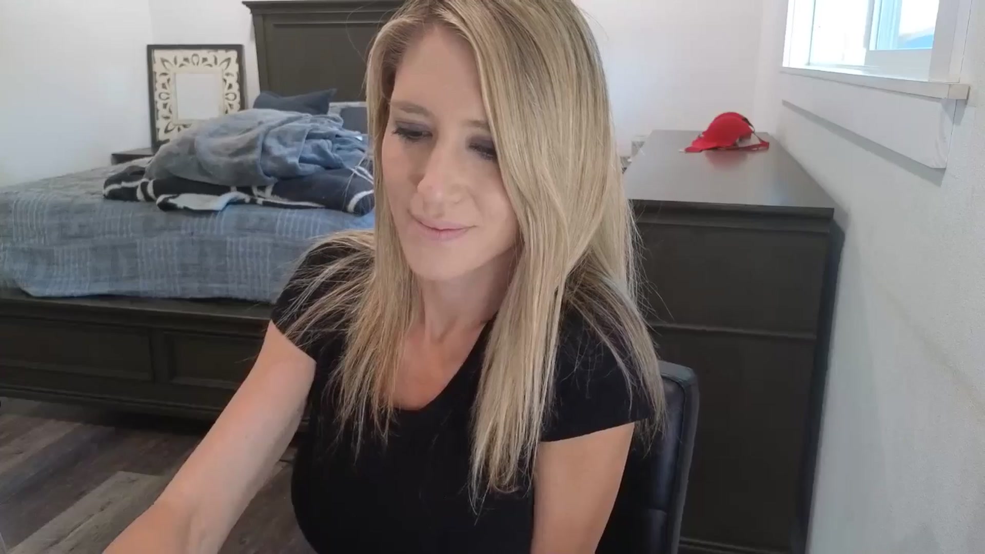 Gallery image thumbnail from blond_milf's myfreecams stream on, 04/15/2026, 18:44 image 4 of 20