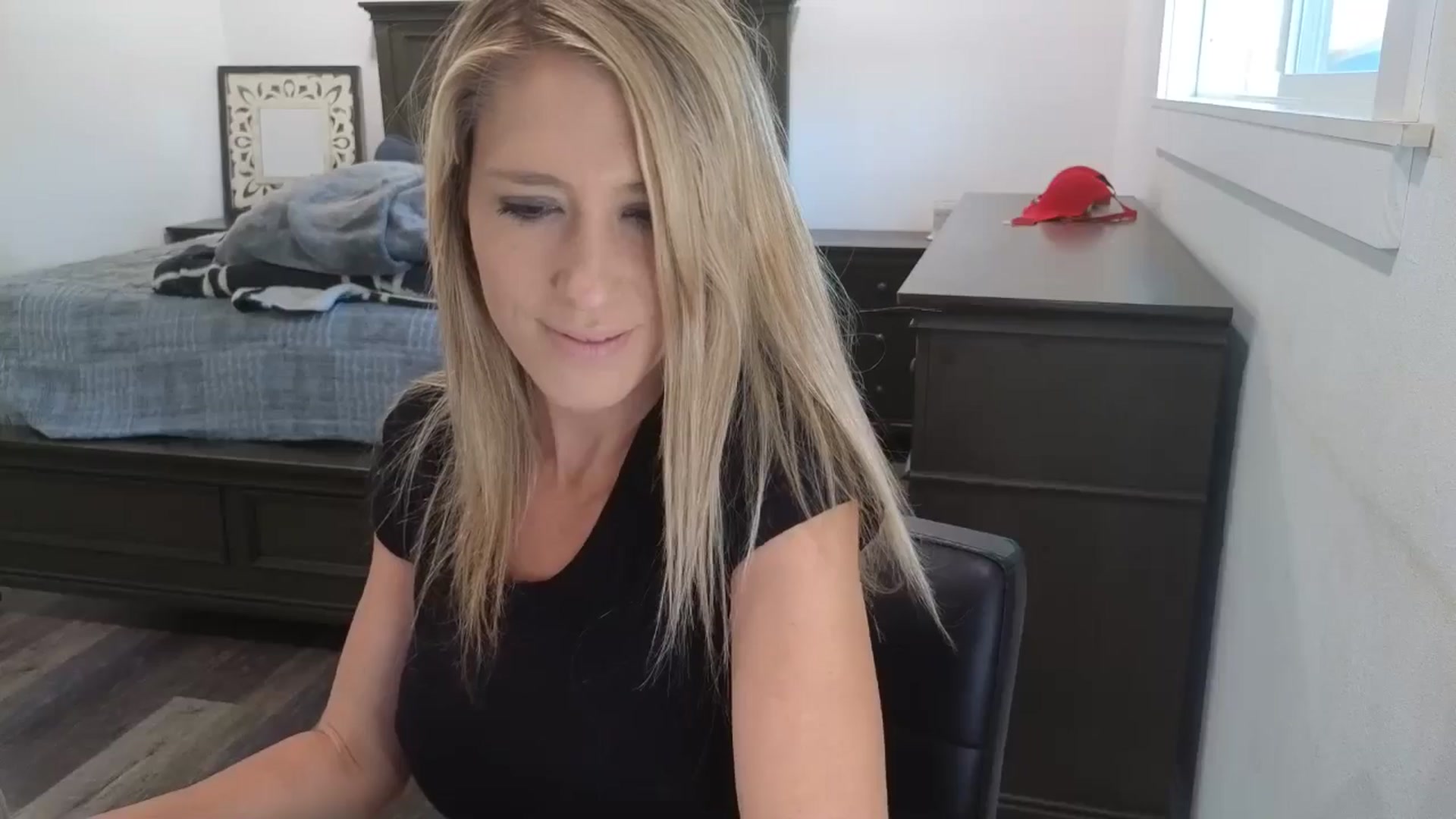 Gallery image thumbnail from blond_milf's myfreecams stream on, 04/15/2026, 18:44 image 5 of 20