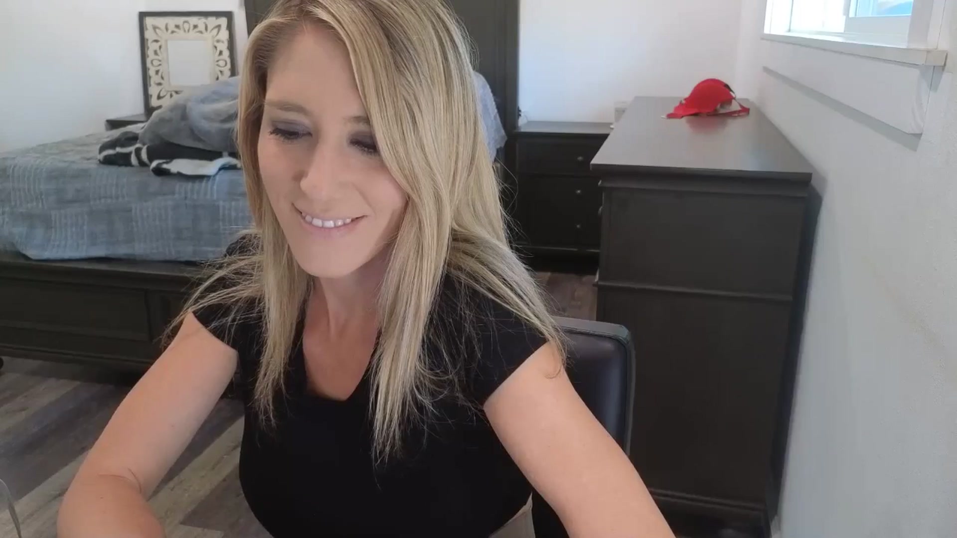 Gallery image thumbnail from blond_milf's myfreecams stream on, 04/15/2026, 18:44 image 13 of 20