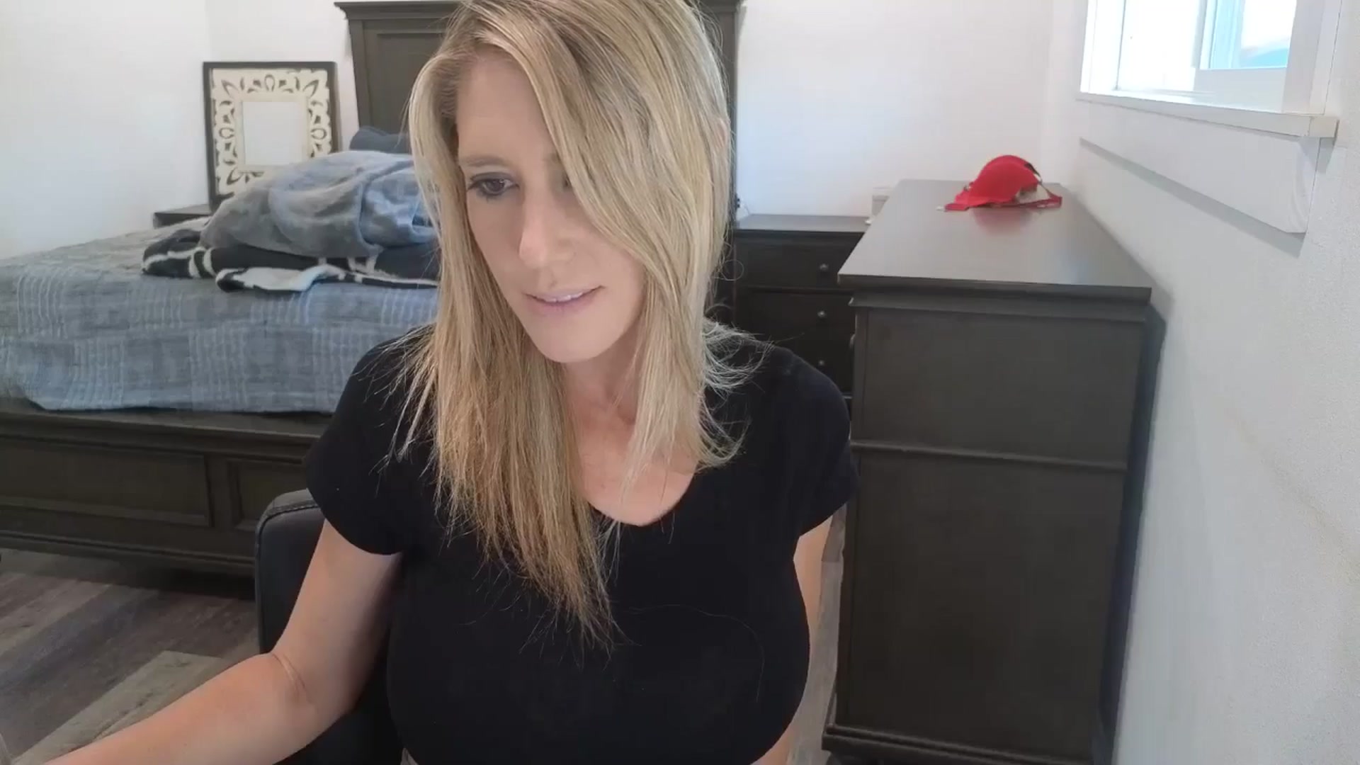 Gallery image thumbnail from blond_milf's myfreecams stream on, 04/15/2026, 18:44 image 9 of 20