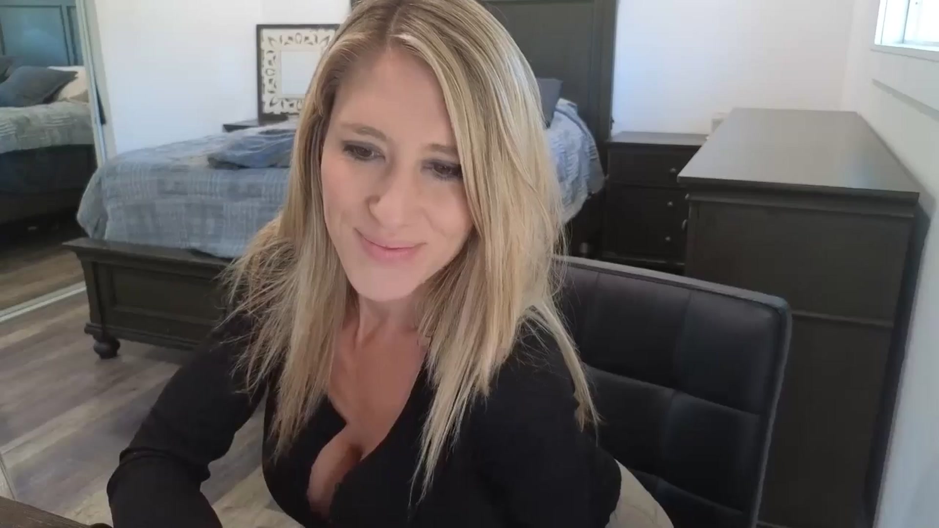 Gallery image thumbnail from blond_milf's myfreecams stream on, 04/17/2026, 19:29 image 17 of 20
