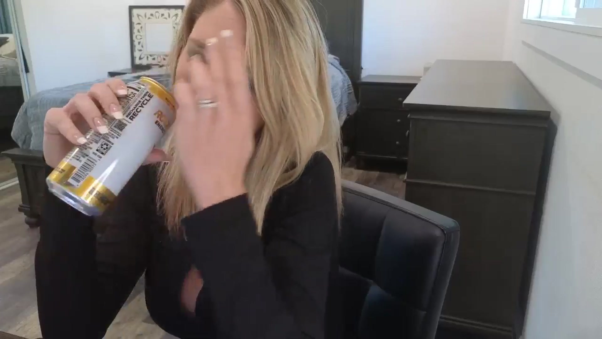 Gallery image thumbnail from blond_milf's myfreecams stream on, 04/17/2026, 19:52 image 8 of 20