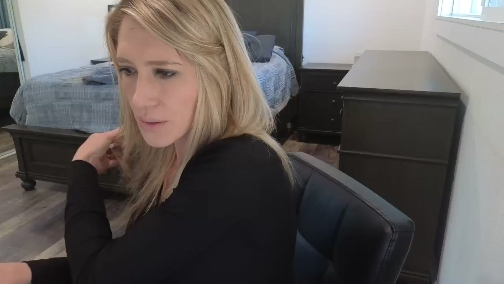 Gallery image thumbnail from blond_milf's myfreecams stream on, 04/17/2026, 19:52 image 19 of 20