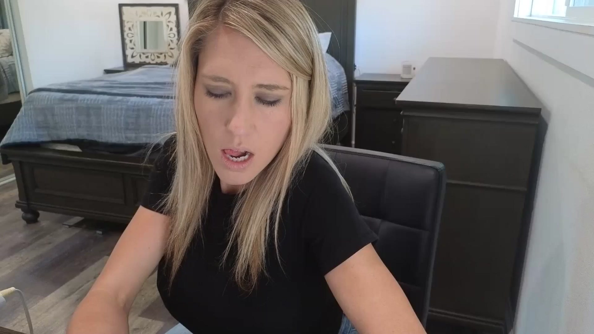 Gallery image thumbnail from blond_milf's myfreecams stream on, 04/24/2026, 21:09 image 8 of 20