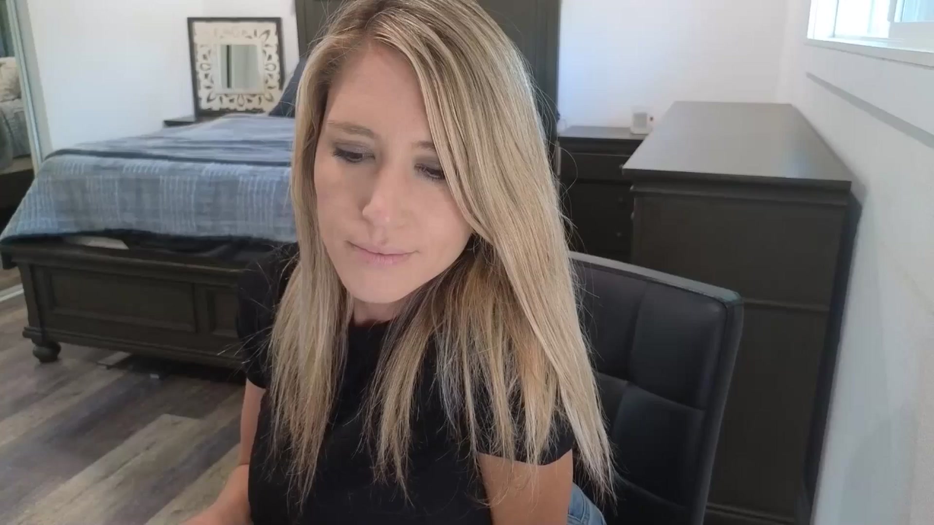 Gallery image thumbnail from blond_milf's myfreecams stream on, 04/24/2026, 21:09 image 16 of 20