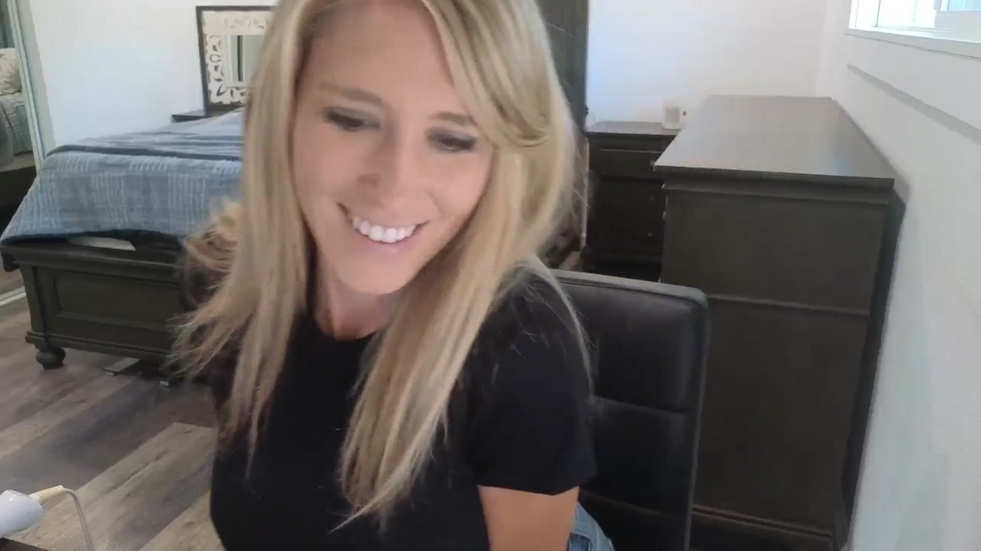 Gallery image thumbnail from blond_milf's myfreecams stream on, 04/24/2026, 21:09 image 13 of 20
