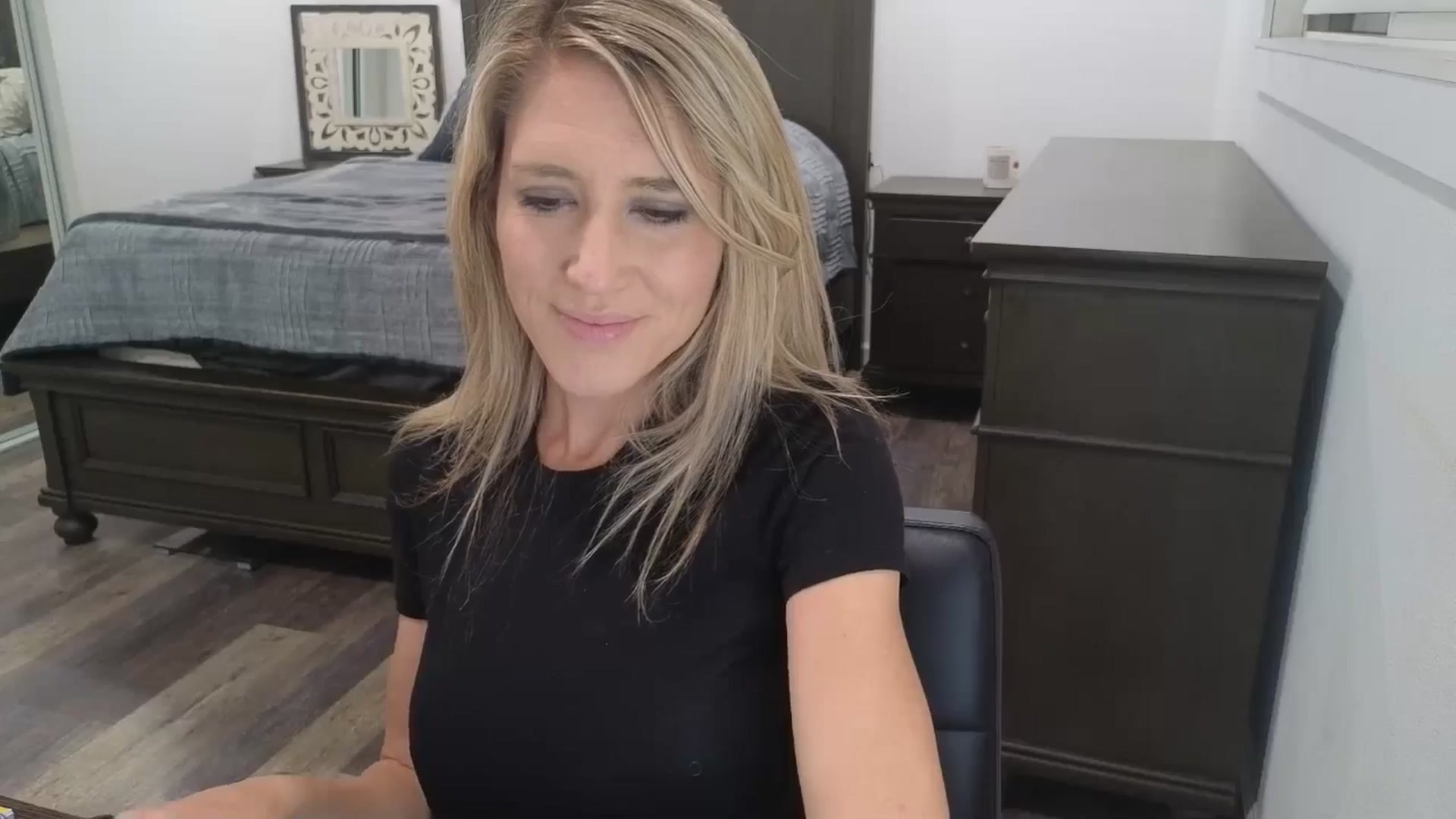 Gallery image thumbnail from blond_milf's myfreecams stream on, 04/25/2026, 06:01 image 8 of 20