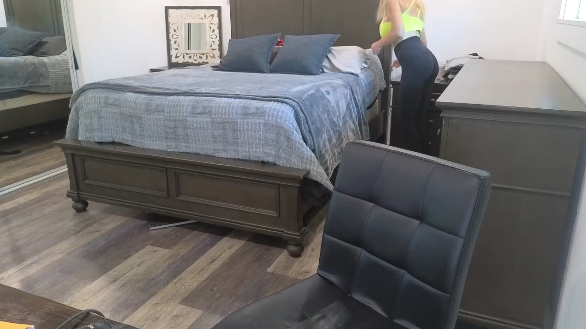 Gallery image thumbnail from blond_milf's myfreecams stream on, 04/29/2026, 18:30 image 16 of 20