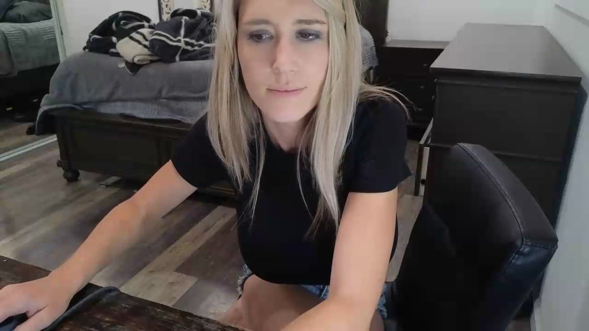 Gallery image thumbnail from blond_milf's myfreecams stream on, 05/19/2026, 06:00 image 17 of 20