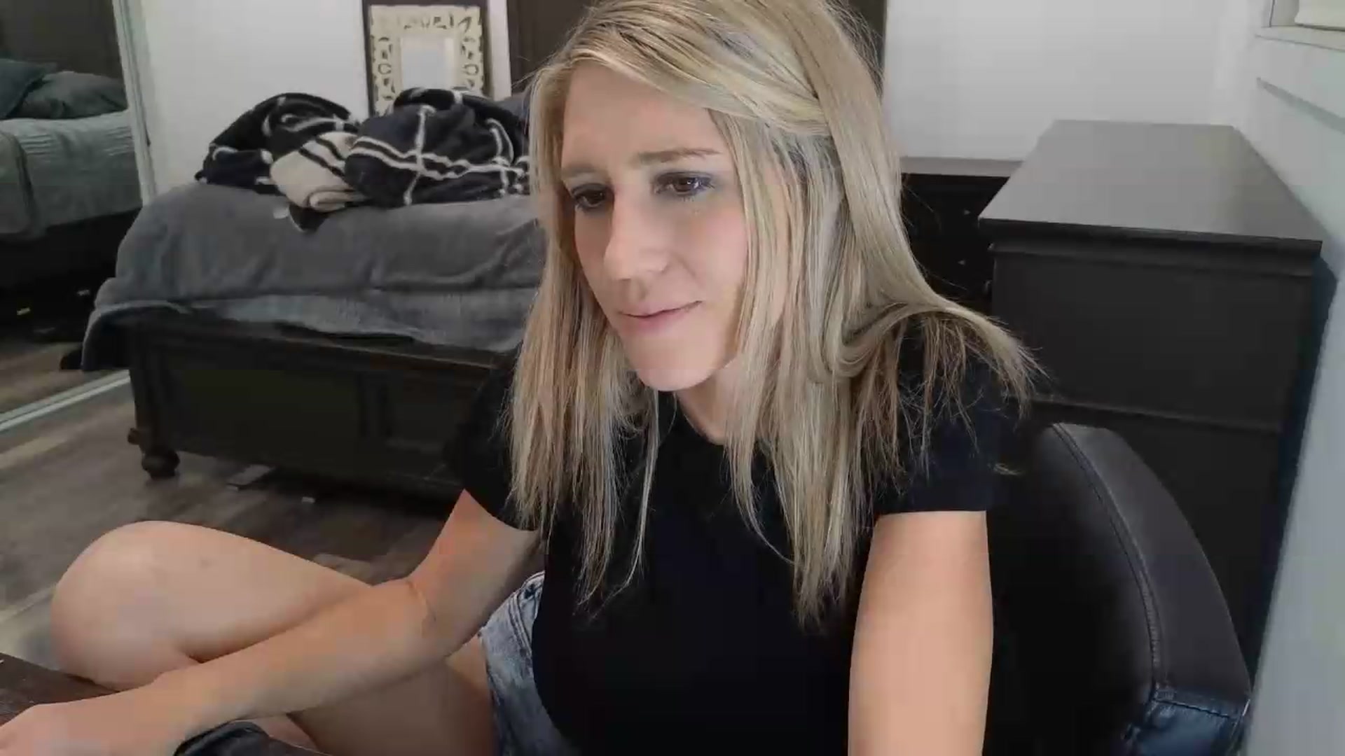 Gallery image thumbnail from blond_milf's myfreecams stream on, 05/19/2026, 06:00 image 19 of 20