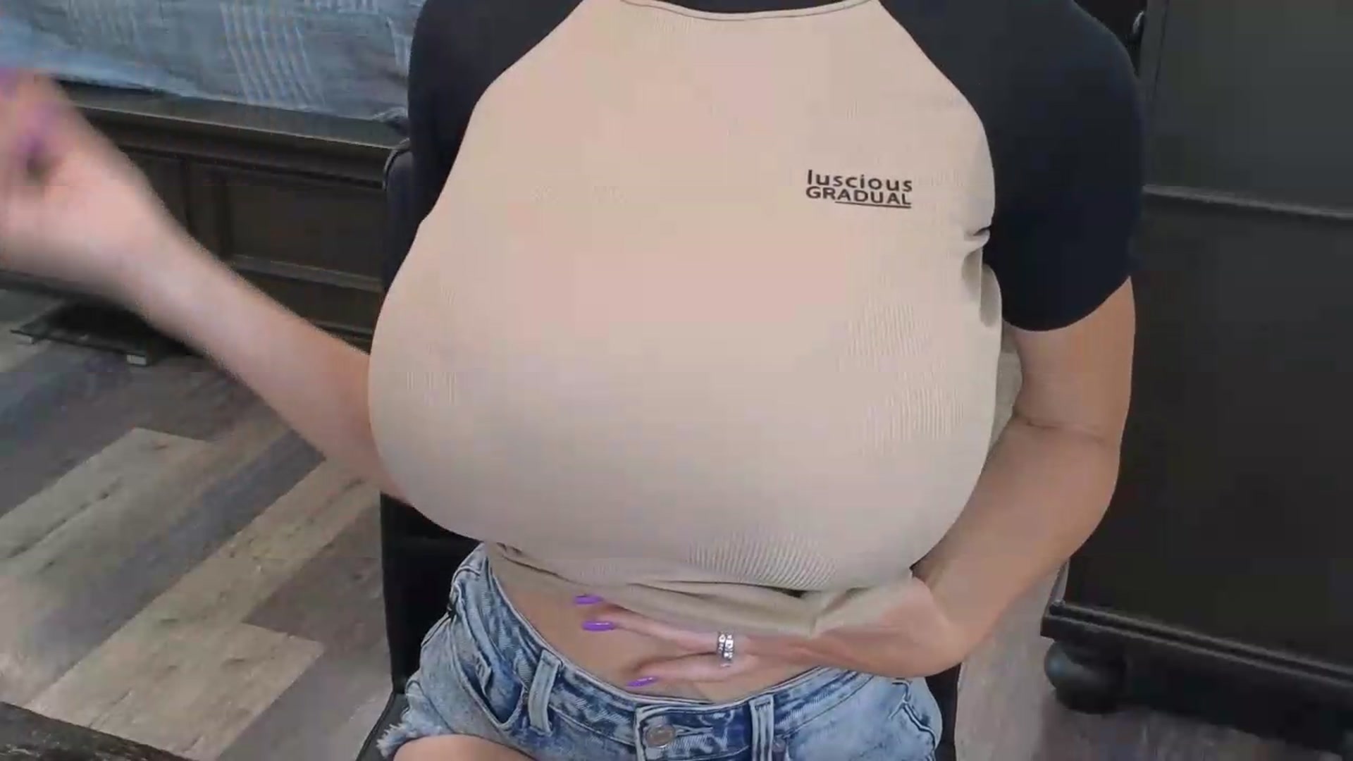 Gallery image thumbnail from blond_milf's myfreecams stream on, 05/20/2026, 21:45 image 4 of 20