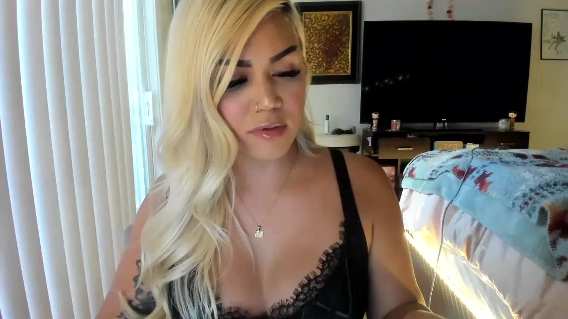 Gallery image thumbnail from blondetoshi's myfreecams stream on, 04/20/2023, 23:27 image 2 of 20