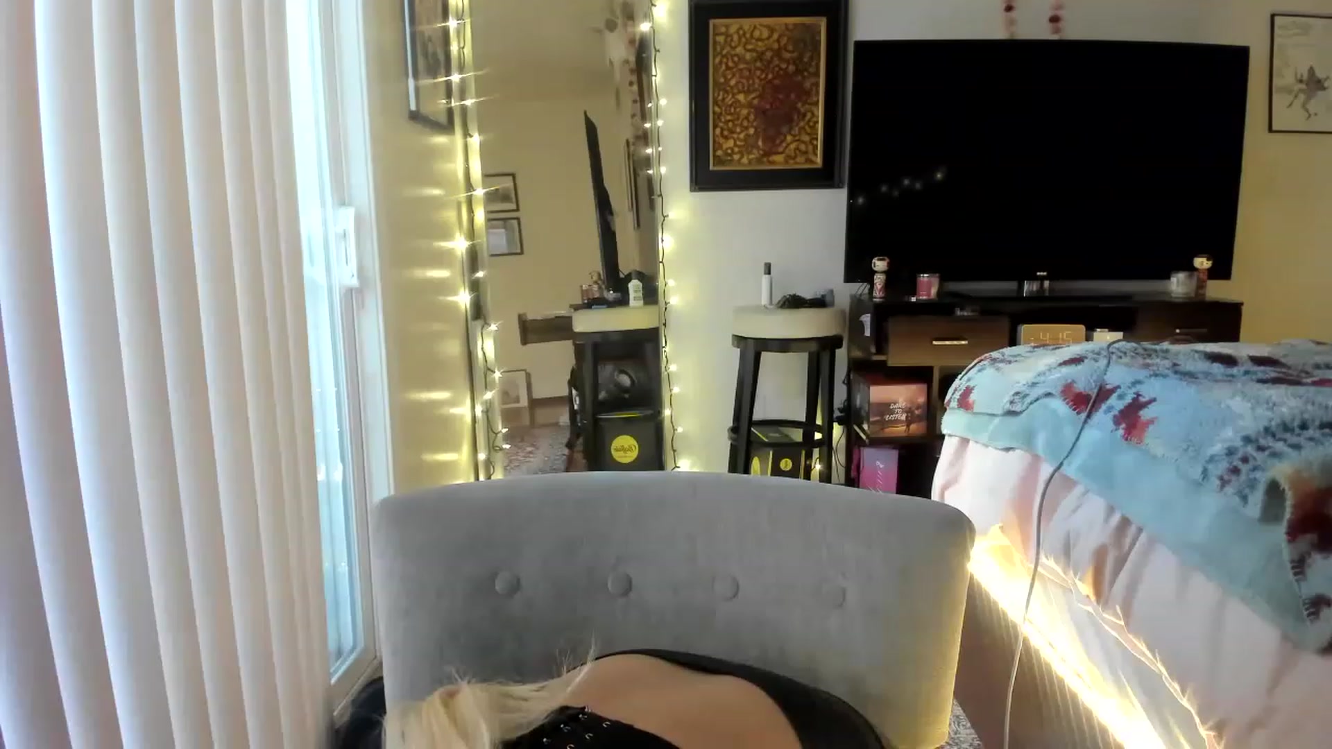 Gallery image thumbnail from blondetoshi's myfreecams stream on, 04/20/2023, 23:27 image 14 of 20
