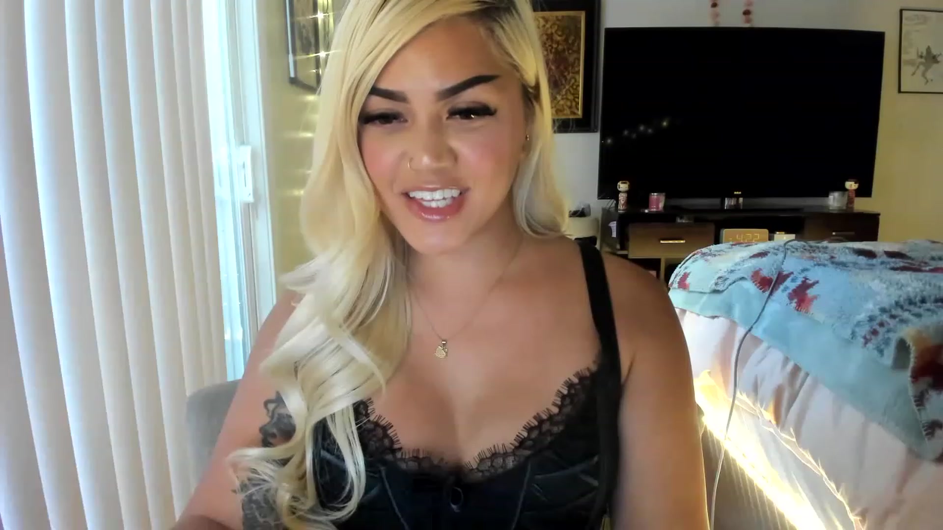 Gallery image thumbnail from blondetoshi's myfreecams stream on, 04/20/2023, 23:27 image 19 of 20