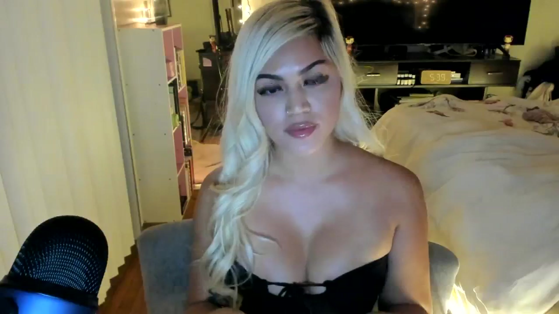 Gallery image thumbnail from blondetoshi's myfreecams stream on, 11/17/2023, 02:57 image 8 of 20