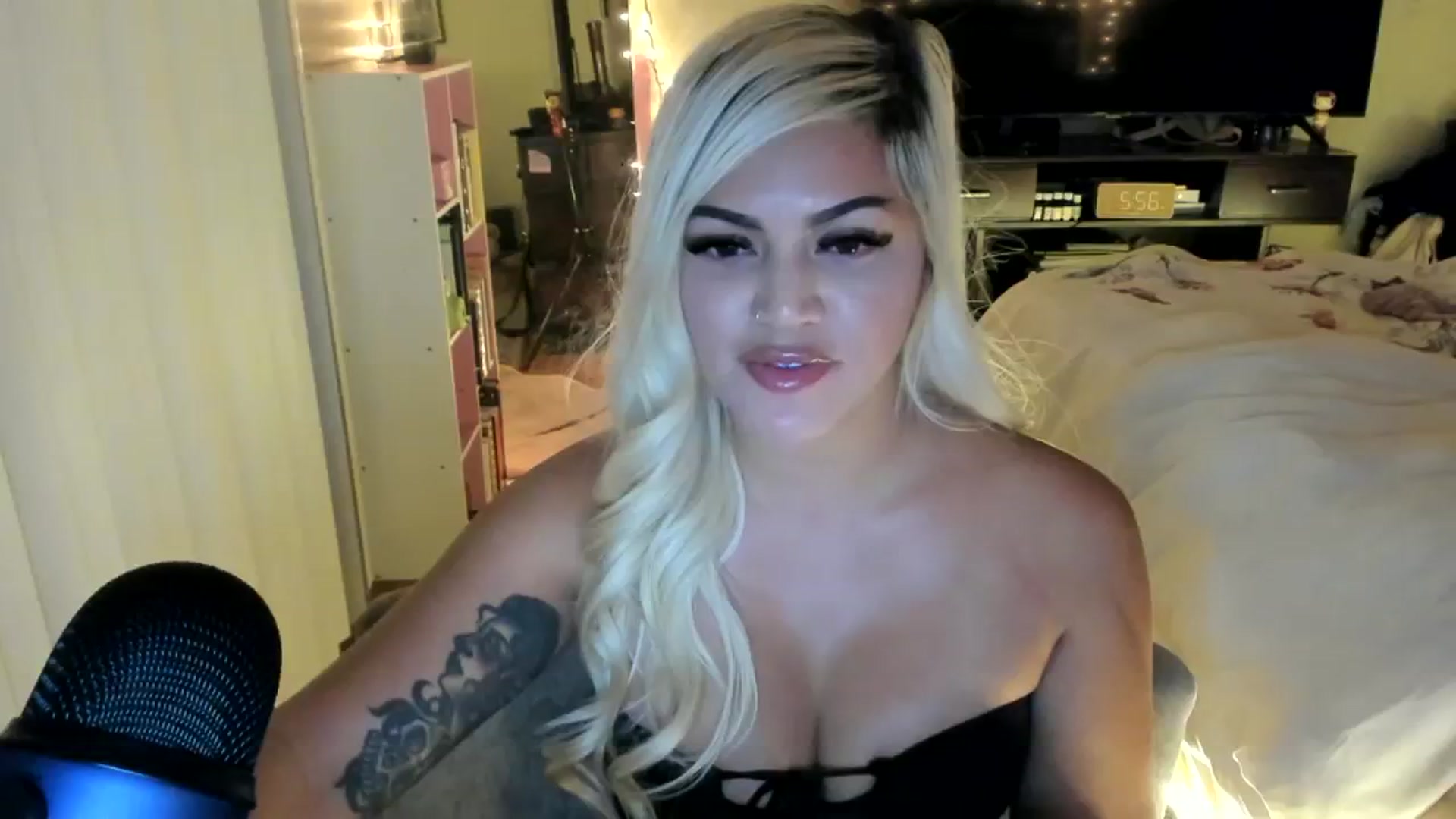 Gallery image thumbnail from blondetoshi's myfreecams stream on, 11/17/2023, 02:57 image 11 of 20