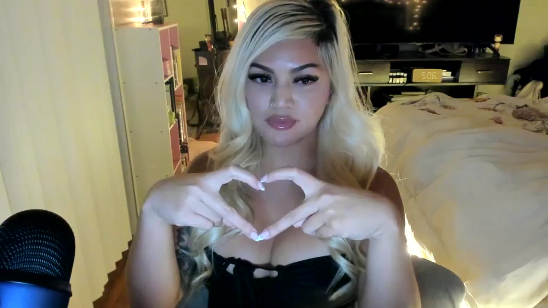 Gallery image thumbnail from blondetoshi's myfreecams stream on, 11/17/2023, 02:57 image 2 of 20